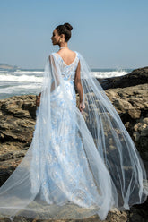 Blaues Abendkleid mit V-Ausschnitt und Umhangärmeln